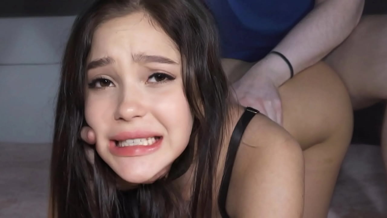 Nữa đêm lén vào phòng em gái đâm nó lút cán Nữa đêm lén vào phòng em gái đâm nó lút cán