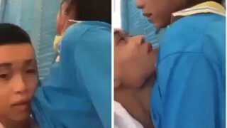 Hai em học sinh đóng cửa lén địt nhau giờ ra chơi